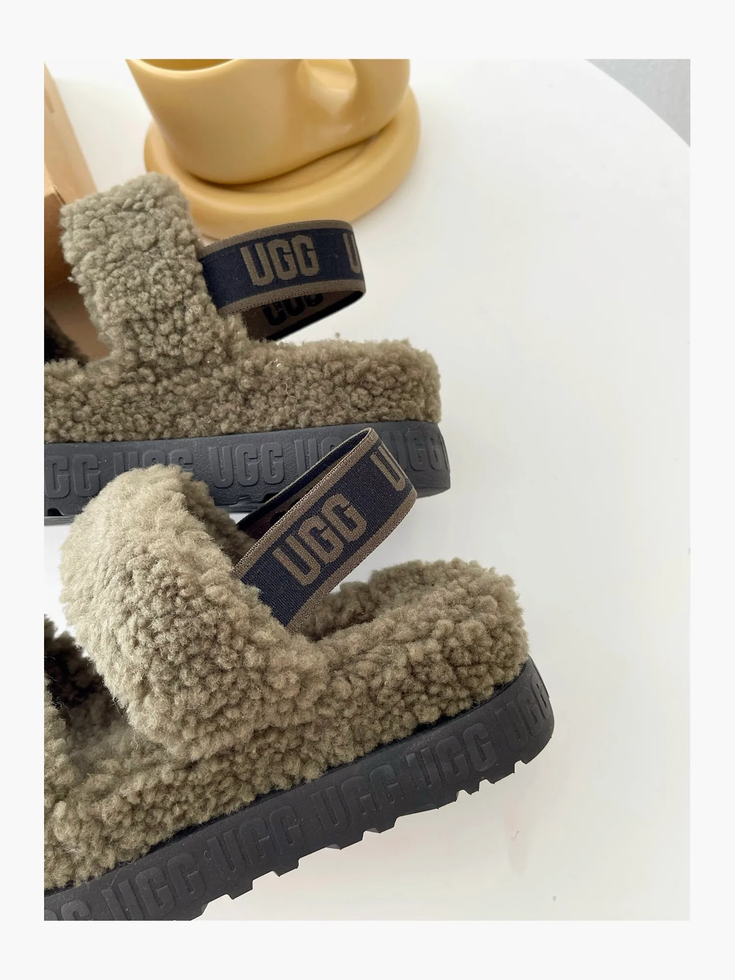 💰440 UGG sheepskin all-in-one snow boots 0876 new autumn and winter style Zhou Dongyu's same style furry slippers Product name: Ovlafita, Longfeng Teddy fur muffin bottom slippers, new at the counter simultaneously It is an upgraded version of the classic oh yeah sandals, the corrugated sheepskin material is used to make it more fashionable and cool, the heel strap is the highlight of the entire design, the muffin bottom visually increases, good news for small sisters, large quantities in stock Code number: 35-41 Color: white, gray, black, pink, army green, maroon